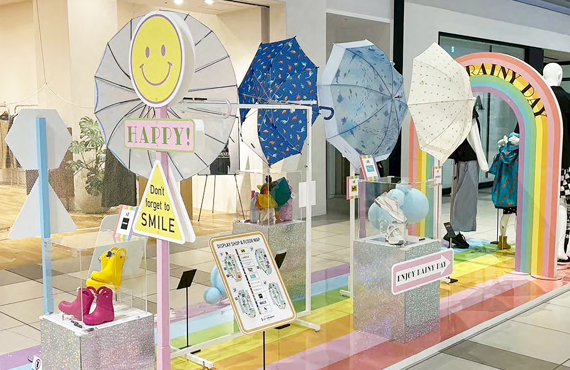 ハンガーラック　ディスプレイ　什器　服　傘　店舗　ショップ こんな使い方も！ハンガーラックで傘をディスプレイ