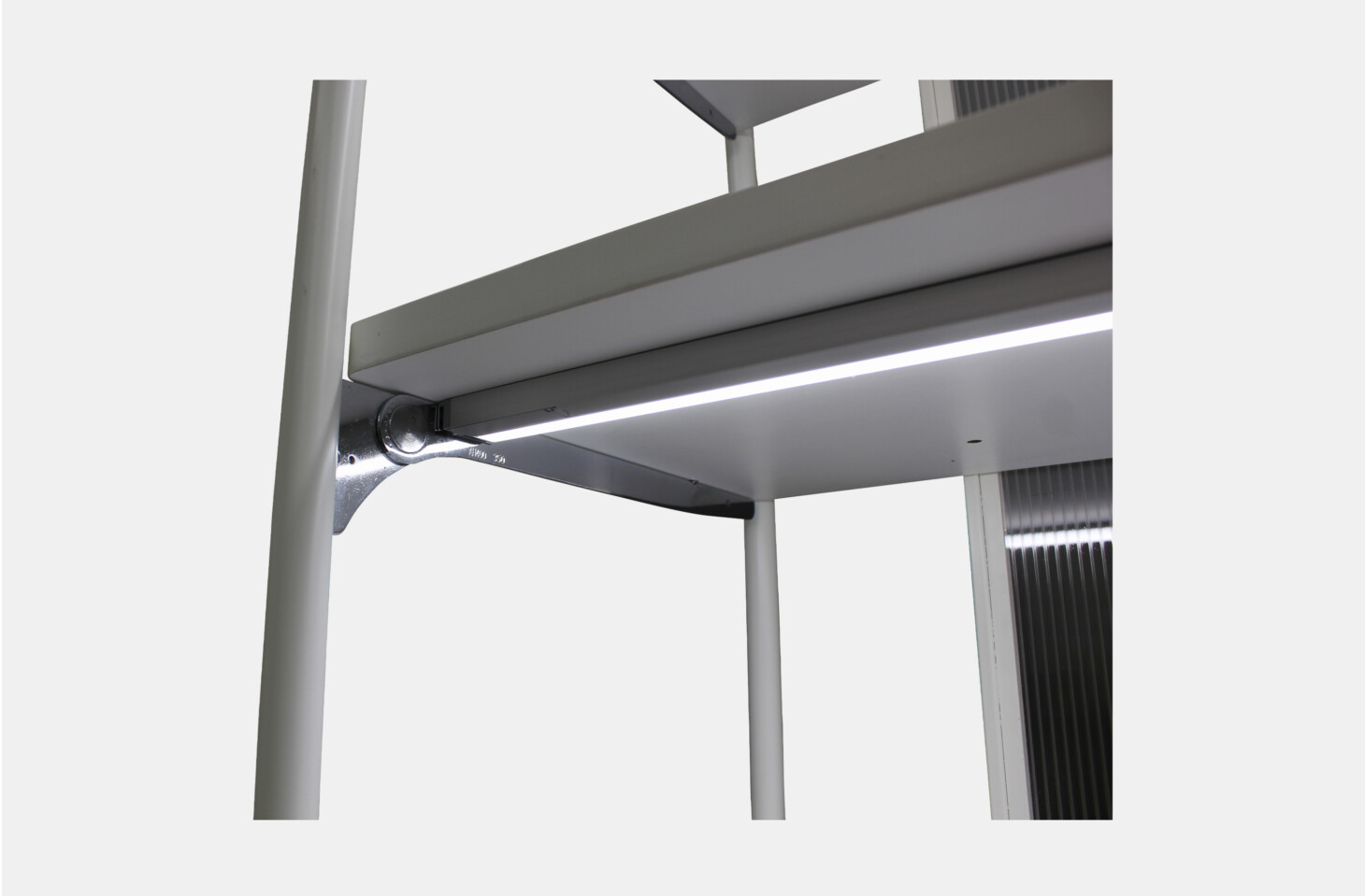 r（アール）壁面什器 Aタイプ （棚下照明付）/ FAAA2610-W-A